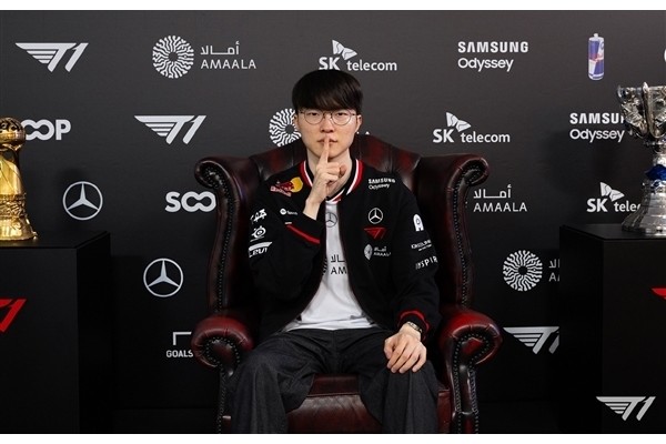 《英雄联盟》上演最强“人机对决“，T1战队与Grok 5 AI模型谁更胜一筹