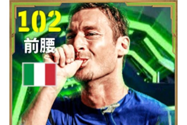 蓝衣斗士擎起金杯