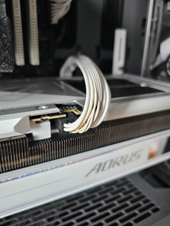 RTX5090新年第一烧!玩游戏时闻到糊味已心知不妙 RTX5090新年第一烧!玩游戏时闻到糊味已心知不妙