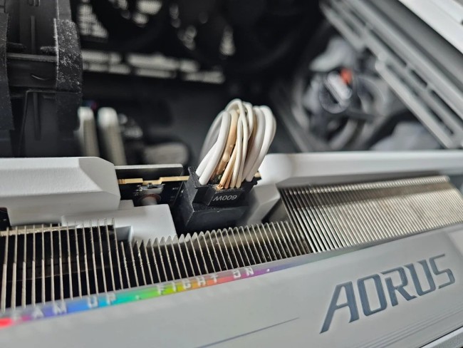 RTX5090新年第一烧!玩游戏时闻到糊味已心知不妙 RTX5090新年第一烧!玩游戏时闻到糊味已心知不妙