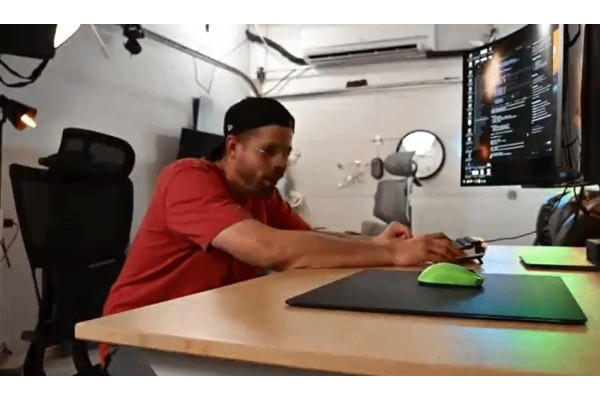 国外大神开发出会自己瞄准的鼠标 比外挂还狠