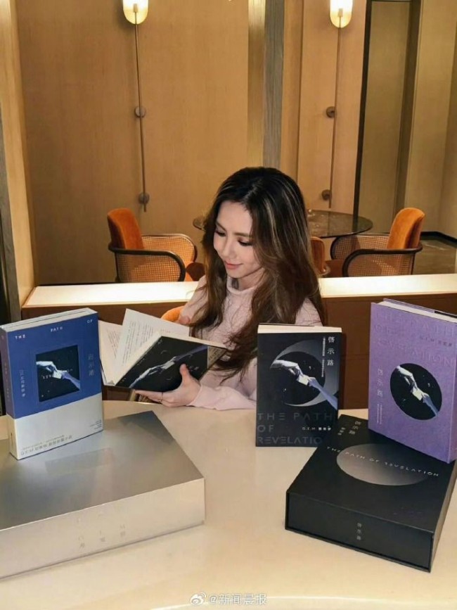 邓紫棋跨行写科幻小说 入围银河奖票选名单 邓紫棋跨行写科幻小说 入围银河奖票选名单