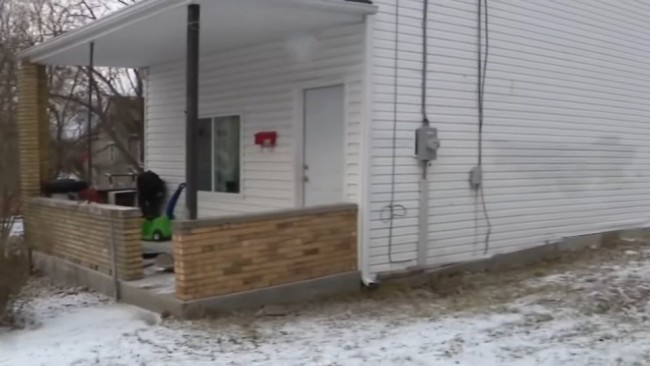 男子为偷PS5冒充ICE探员 结果被17岁玩家一拳打晕 男子为偷PS5冒充ICE探员 结果被17岁玩家一拳打晕