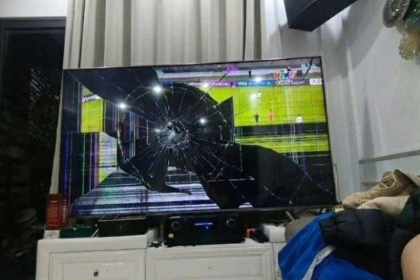 竟然被中国队3：0完胜！越南球迷输球怒砸电视机 画面感人
