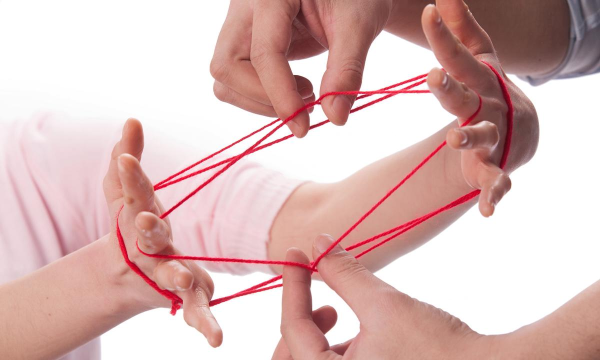 双人拉手叫什么游戏,童年经典回忆,增进感情互动 双人拉手叫什么游戏,童年经典回忆,增进感情互动