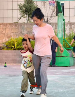 光脚跳舞是什么游戏,玩法简单有趣,适合亲子互动 光脚跳舞是什么游戏,玩法简单有趣,适合亲子互动