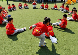 小朋友玩什么游戏 小朋友玩什么游戏