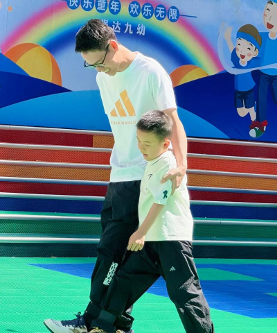 光脚跳舞是什么游戏,玩法简单有趣,适合亲子互动 光脚跳舞是什么游戏,玩法简单有趣,适合亲子互动