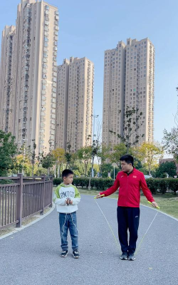 疫情游戏跳绳,居家健身新选择,亲子互动乐趣多 疫情游戏跳绳,居家健身新选择,亲子互动乐趣多